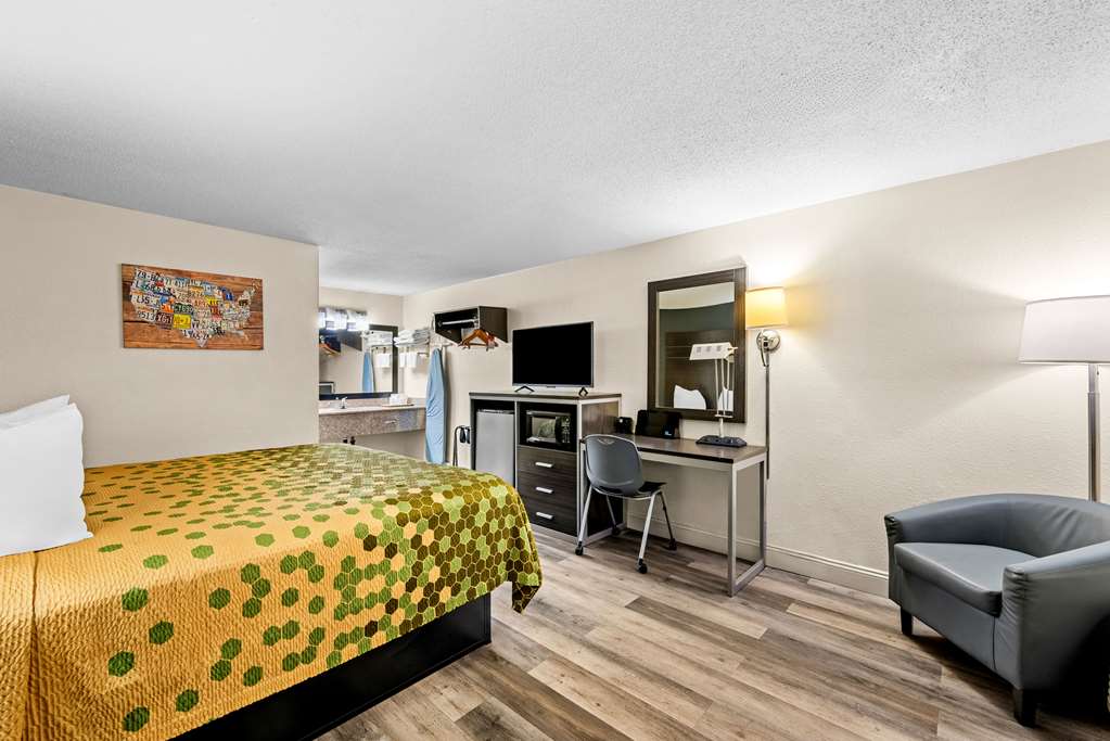 ECONO LODGE KINGSPORT EAST-guestroom-Guest Room,On-Site.jpg