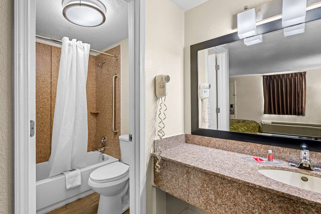 ECONO LODGE KINGSPORT EAST-guestroom-Guest Room,Bathroom,On-Site.jpg