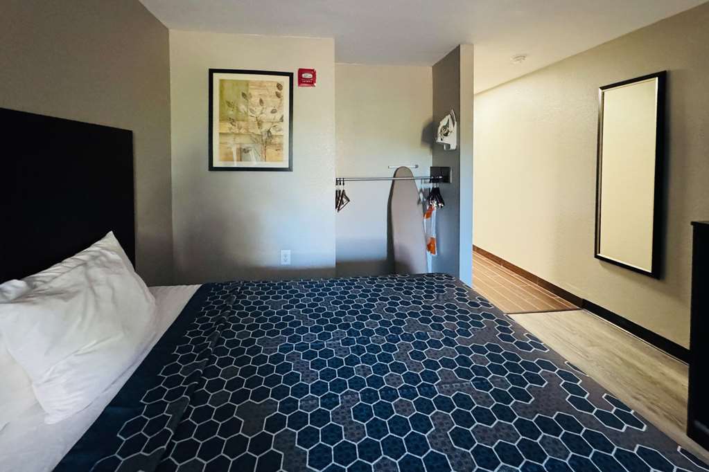 ECONO LODGE INN AND SUITES CENTERVI-guestroom-Guest Room,On-Site.jpg
