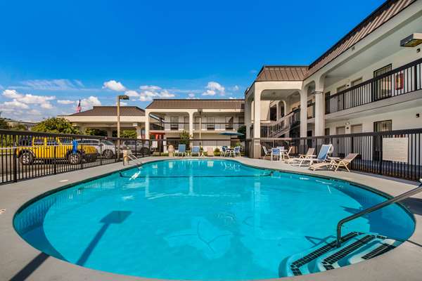 Pool - Clarion Inn Cleveland - I-75, Exit 27