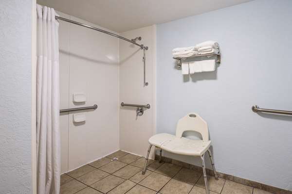 Suite - Clarion Inn Cleveland - I-75, Exit 27