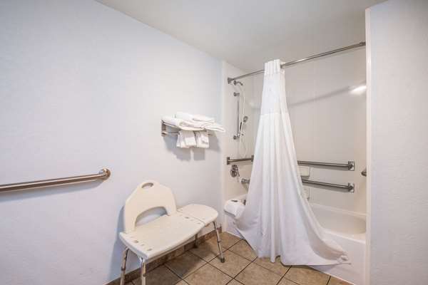 Suite - Clarion Inn Cleveland - I-75, Exit 27