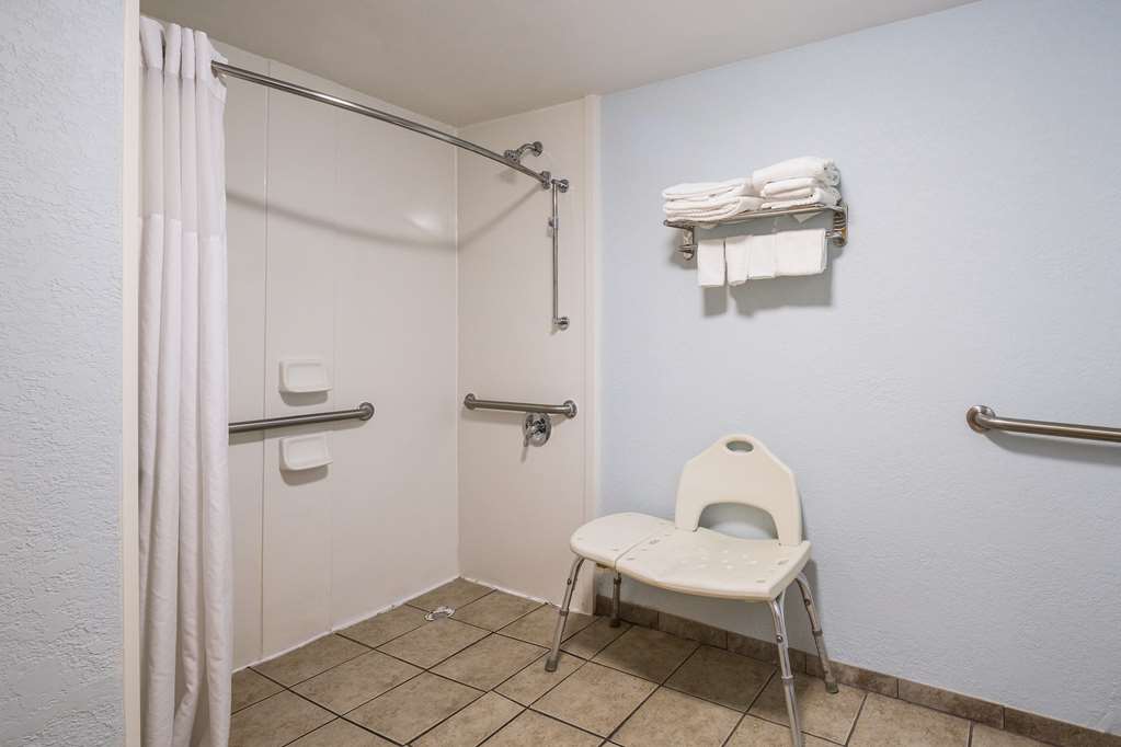 CLARION INN CLEVELAND NEAR UNIVERSI-guestroom-Guest Room,Suite,On-Site.jpg