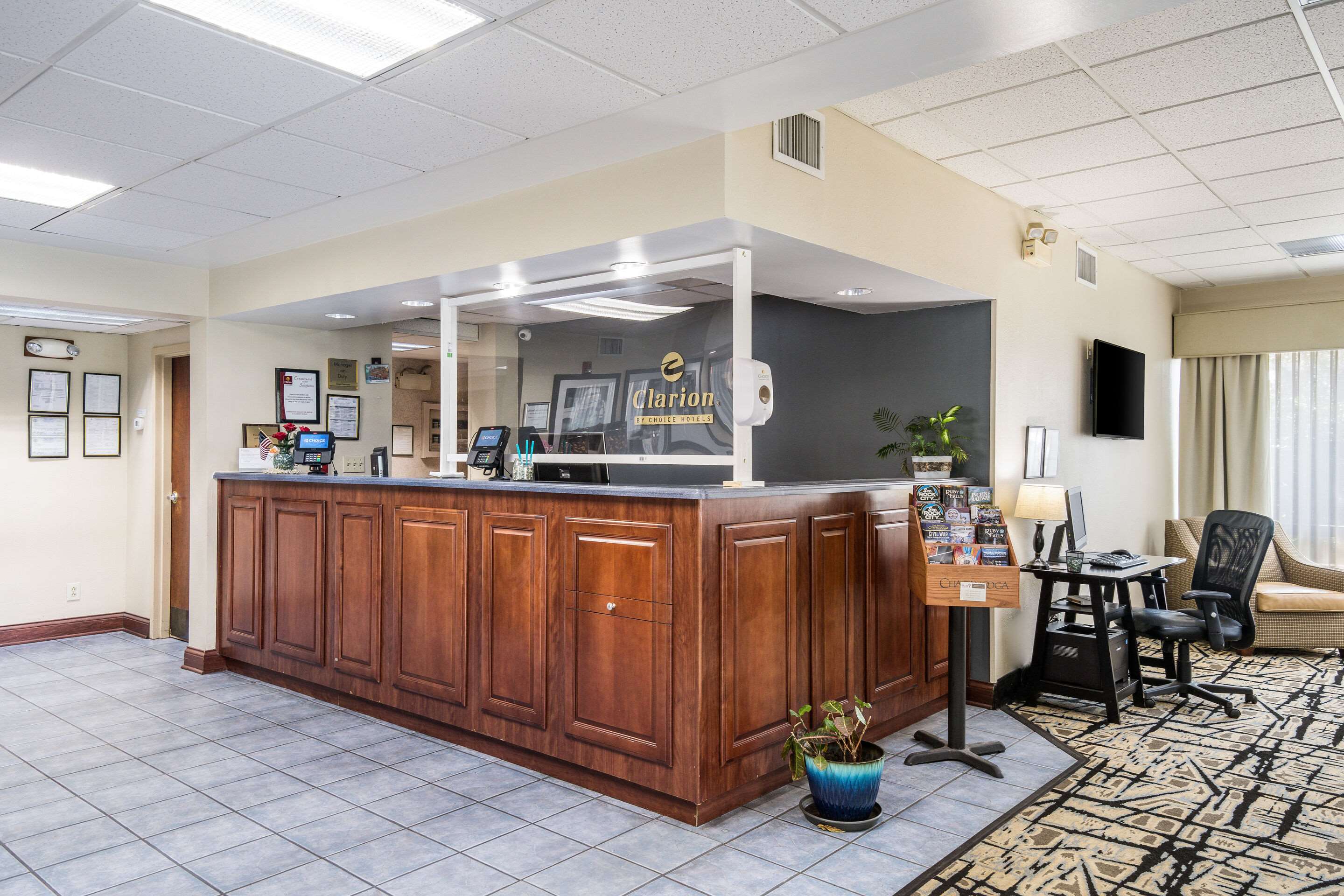 Front desk | Clarion Inn