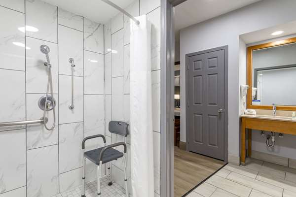  - Quality Inn Oak Ridge