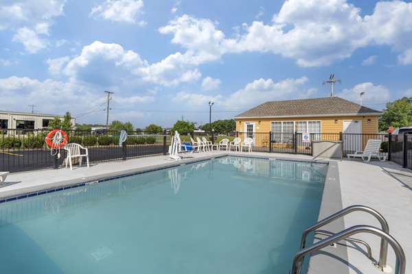 Pool - Quality Inn Oak Ridge