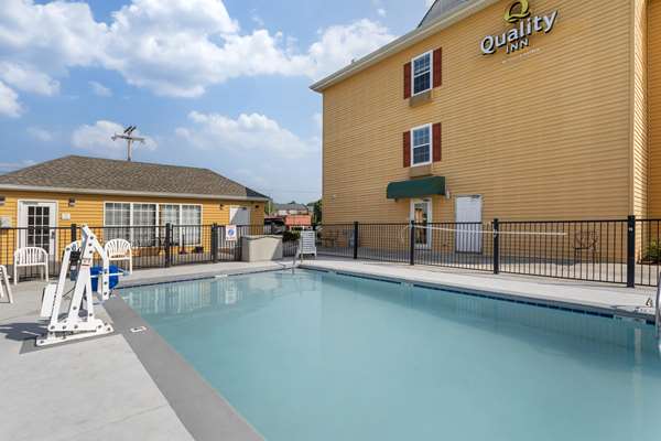 Pool - Quality Inn Oak Ridge