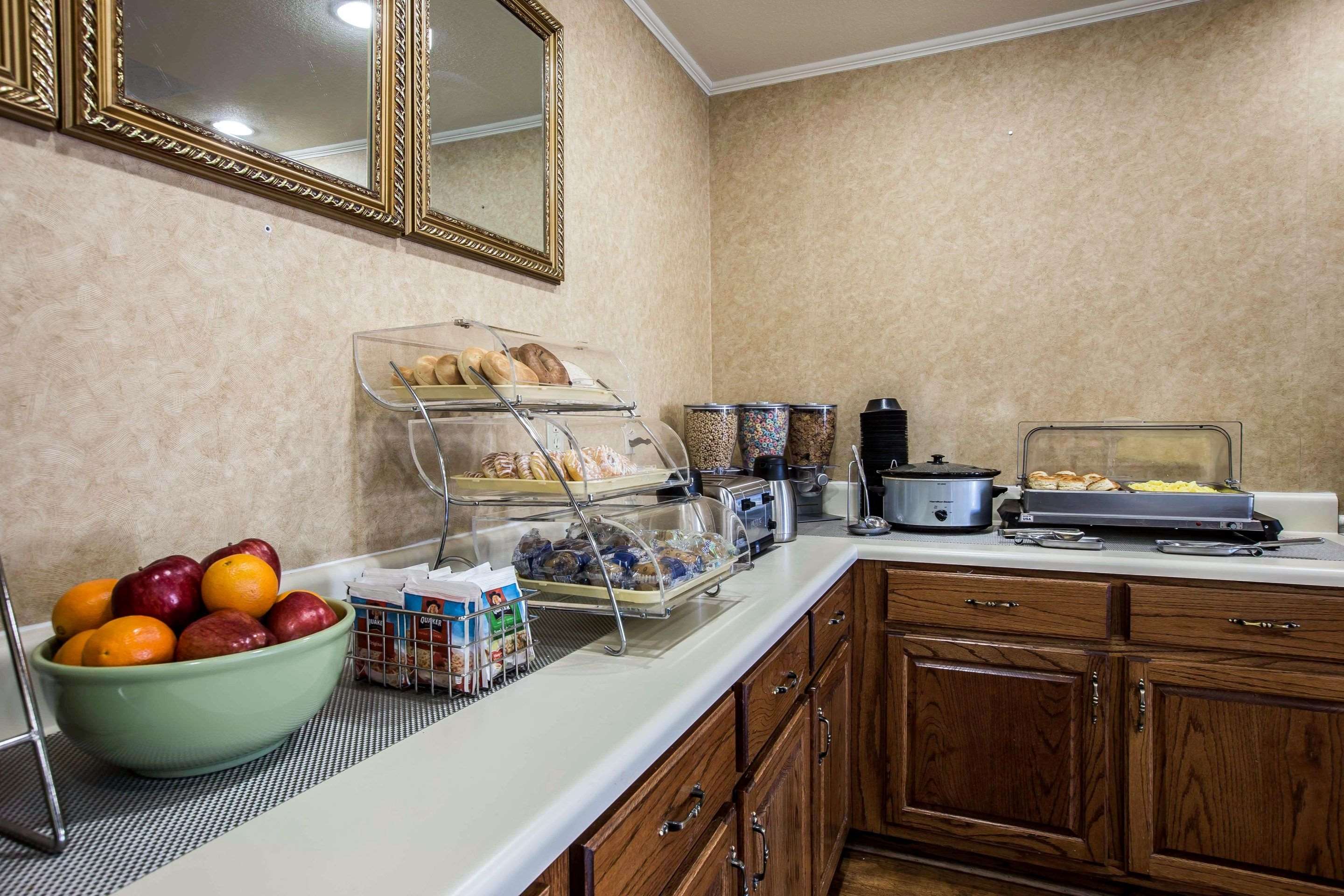Enjoy breakfast in this spacious area | Quality Inn Kingsport