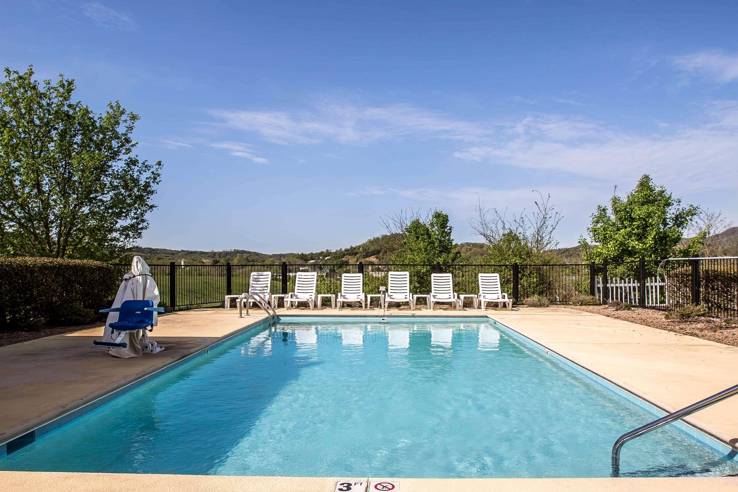 Outdoor pool | Quality Inn Kingsport
