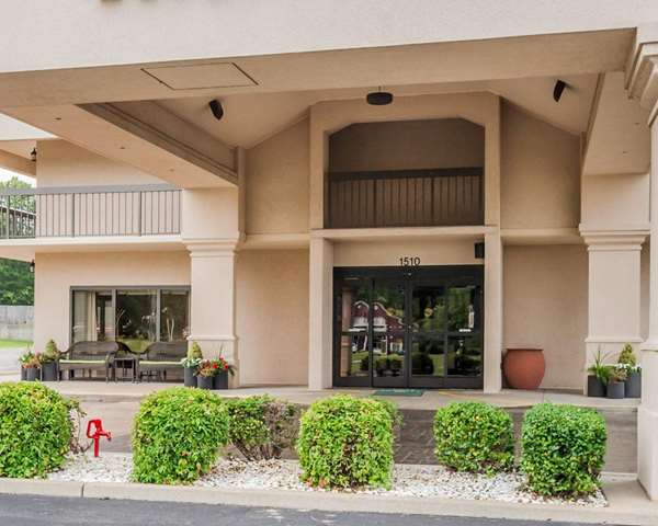 Exterior view - Quality Inn Paris