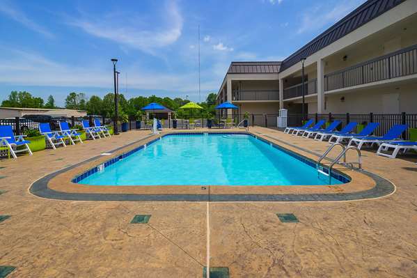 Pool - Quality Inn Paris