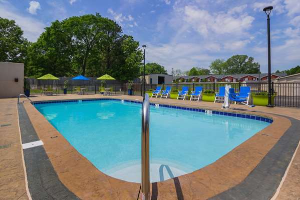 Pool - Quality Inn Paris