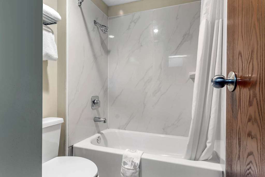 SLEEP INN AND SUITES WEST KNOXVILLE-guestroom-Guest Room,Bathroom,On-Site.jpg