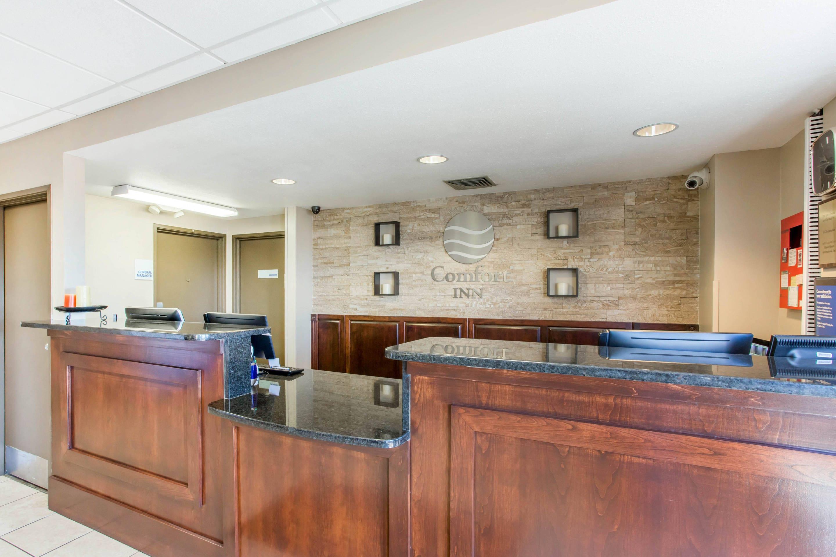 Front desk with friendly staff | Comfort Inn Franklin Highway 96