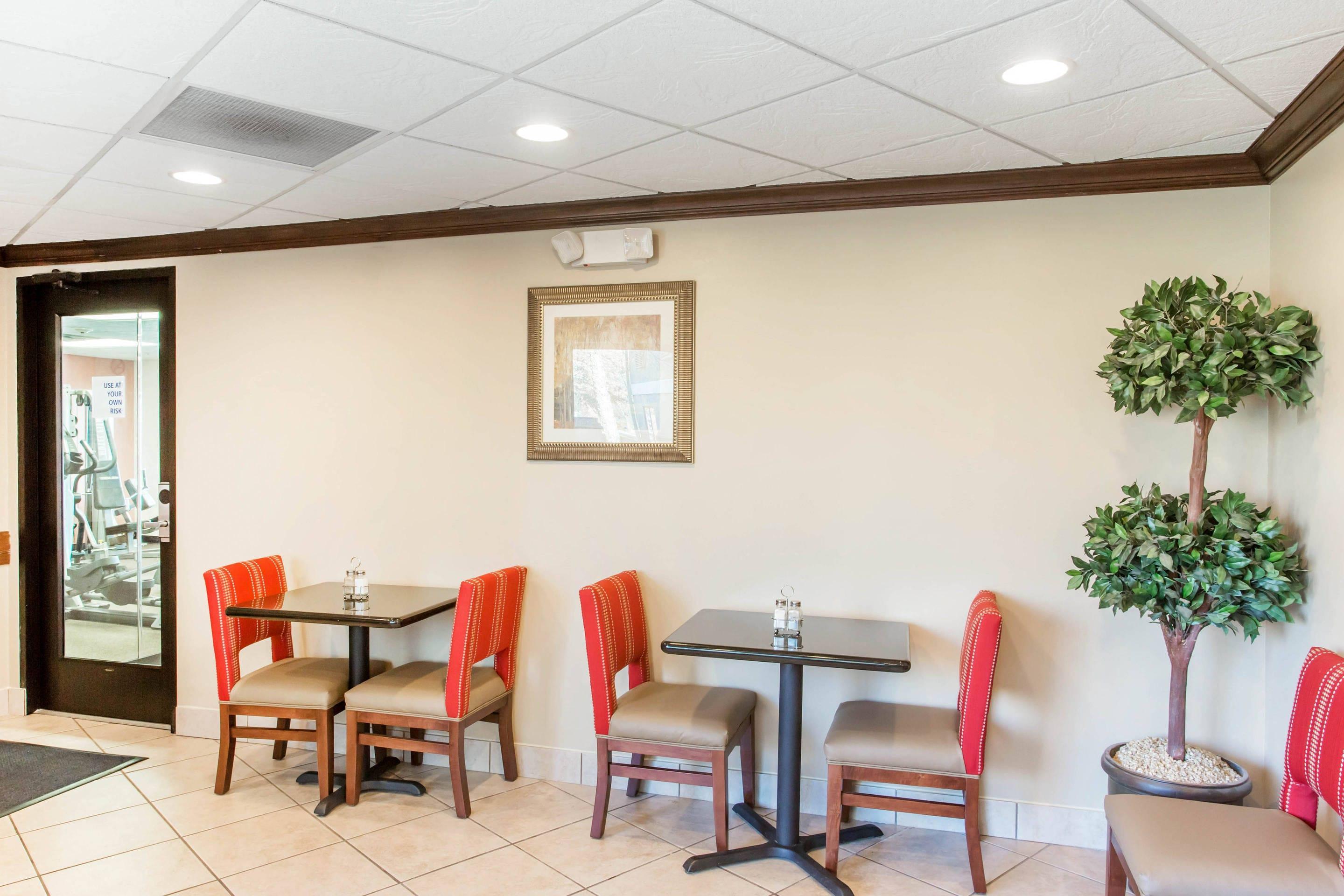 Enjoy breakfast in this seating area | Comfort Inn Franklin Highway 96