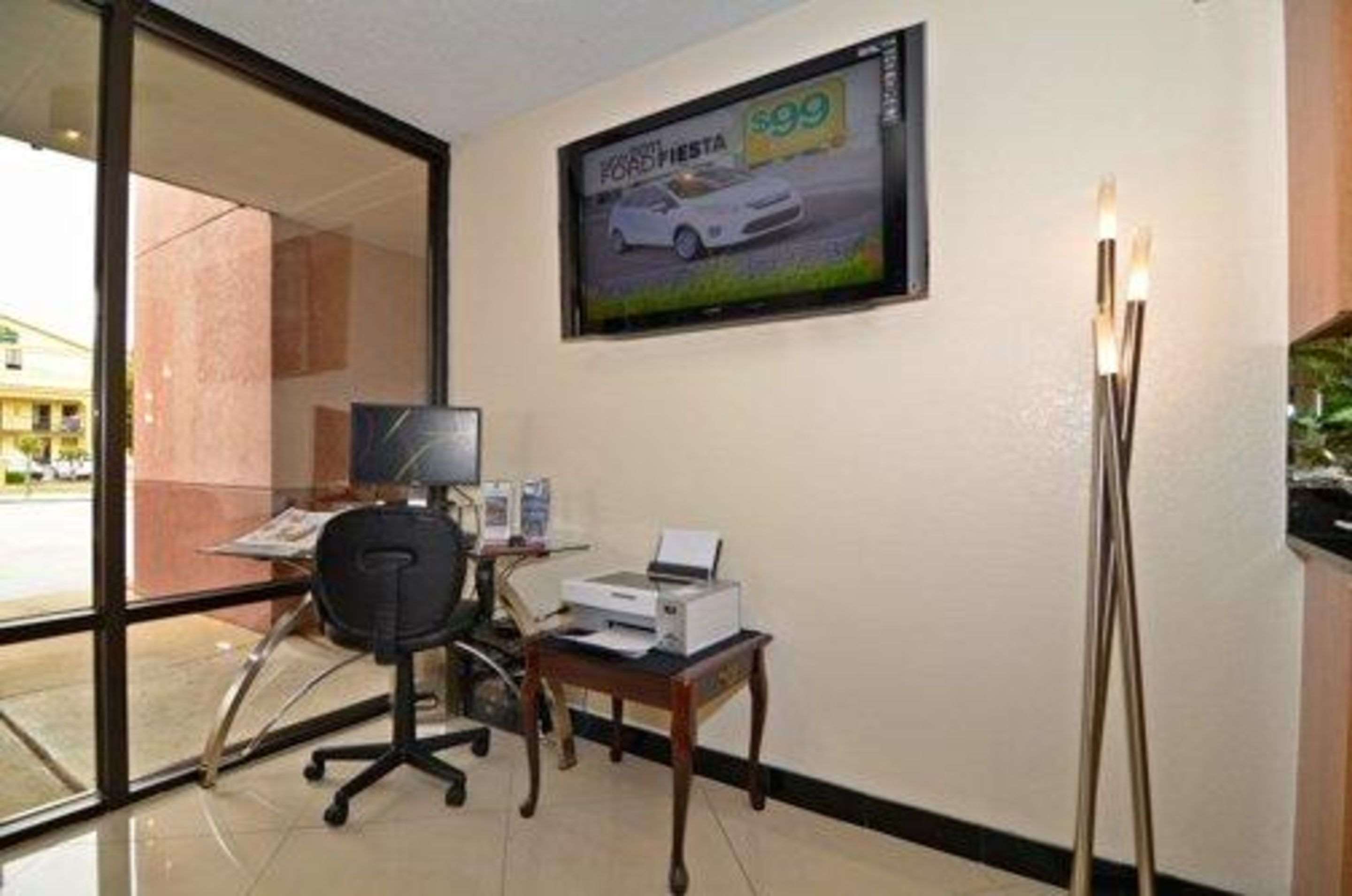 Computer in the lobby | Econo Lodge Inn & Suites