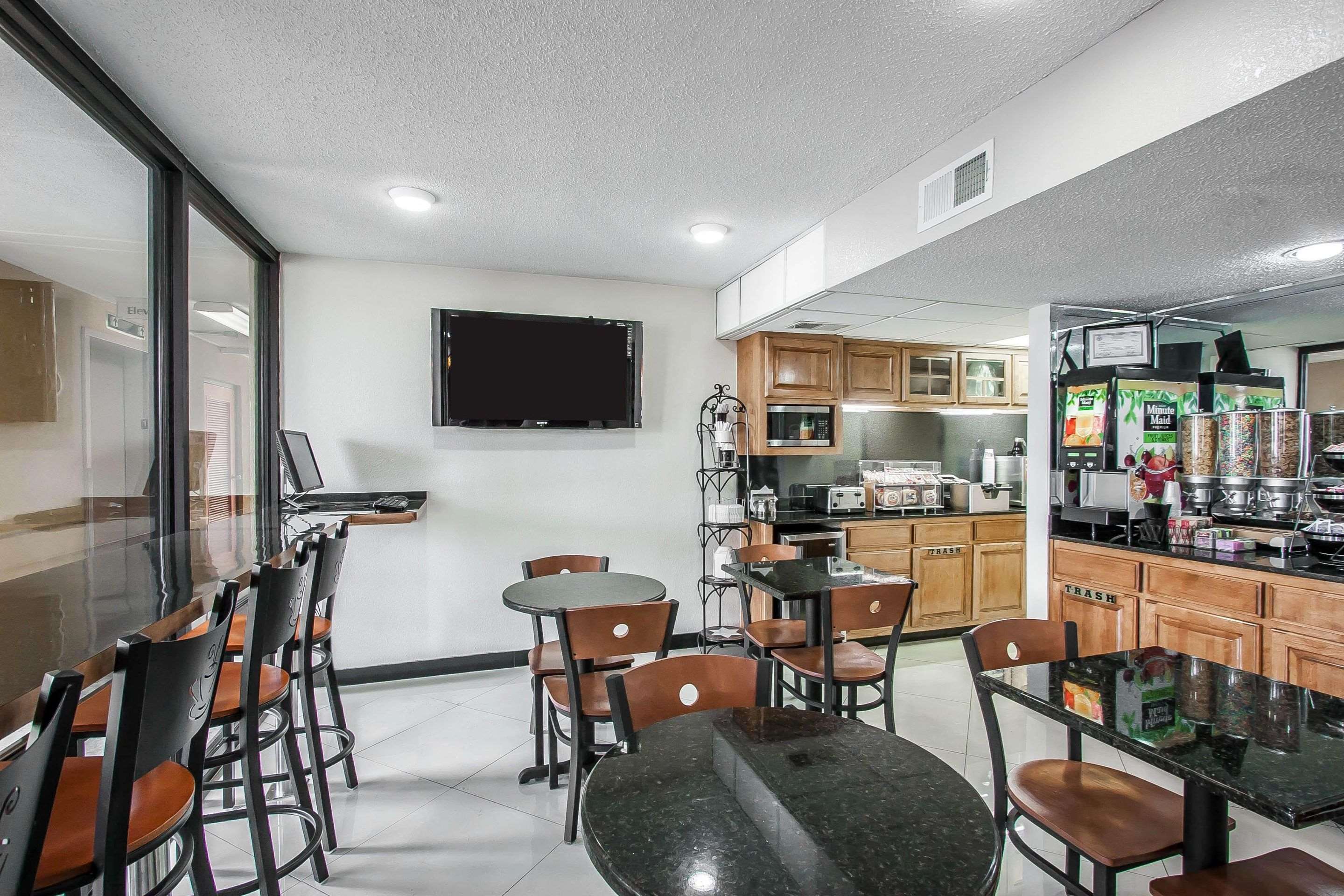 Spacious breakfast area | Econo Lodge Inn & Suites