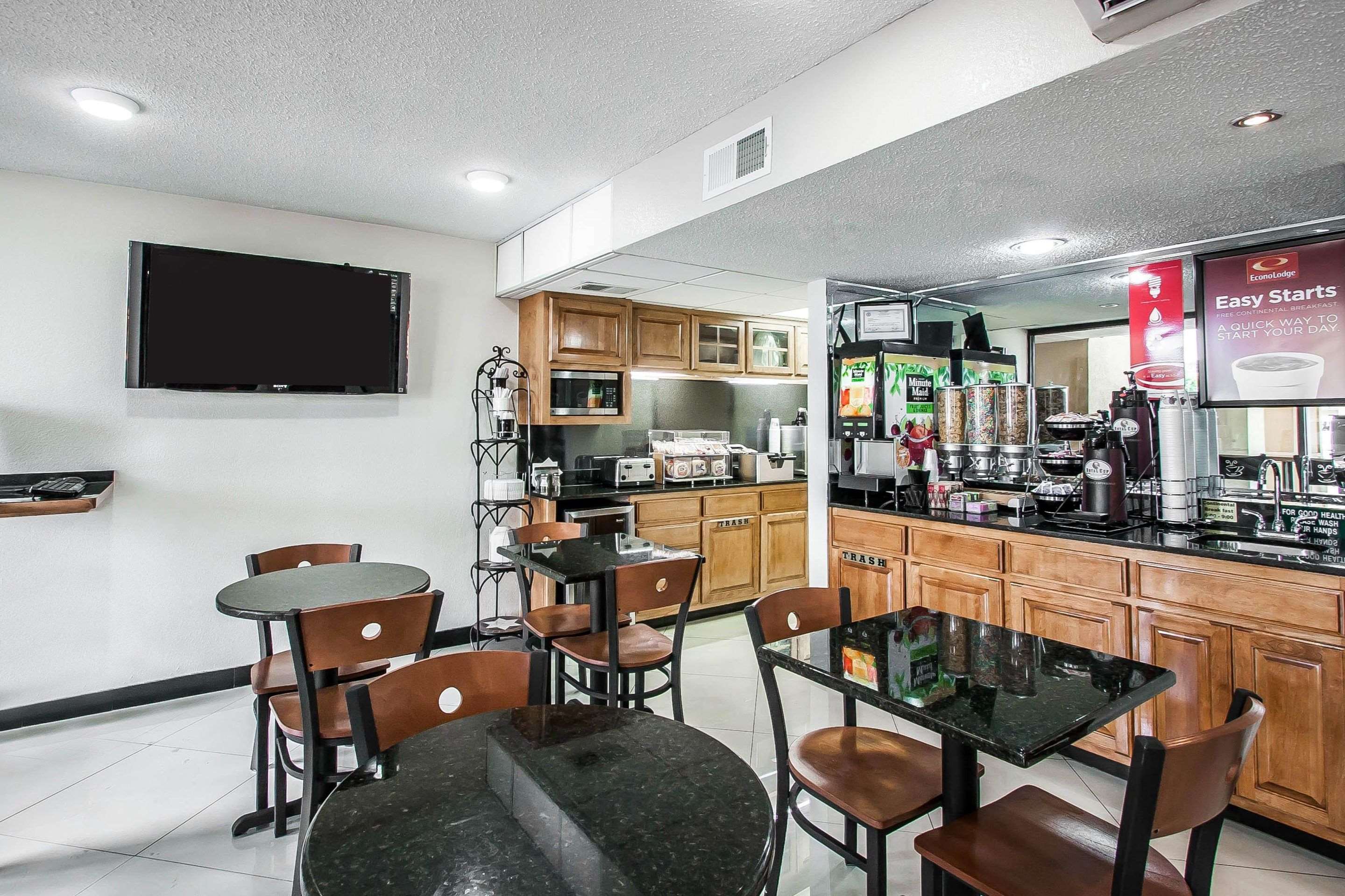Breakfast room | Econo Lodge Inn & Suites