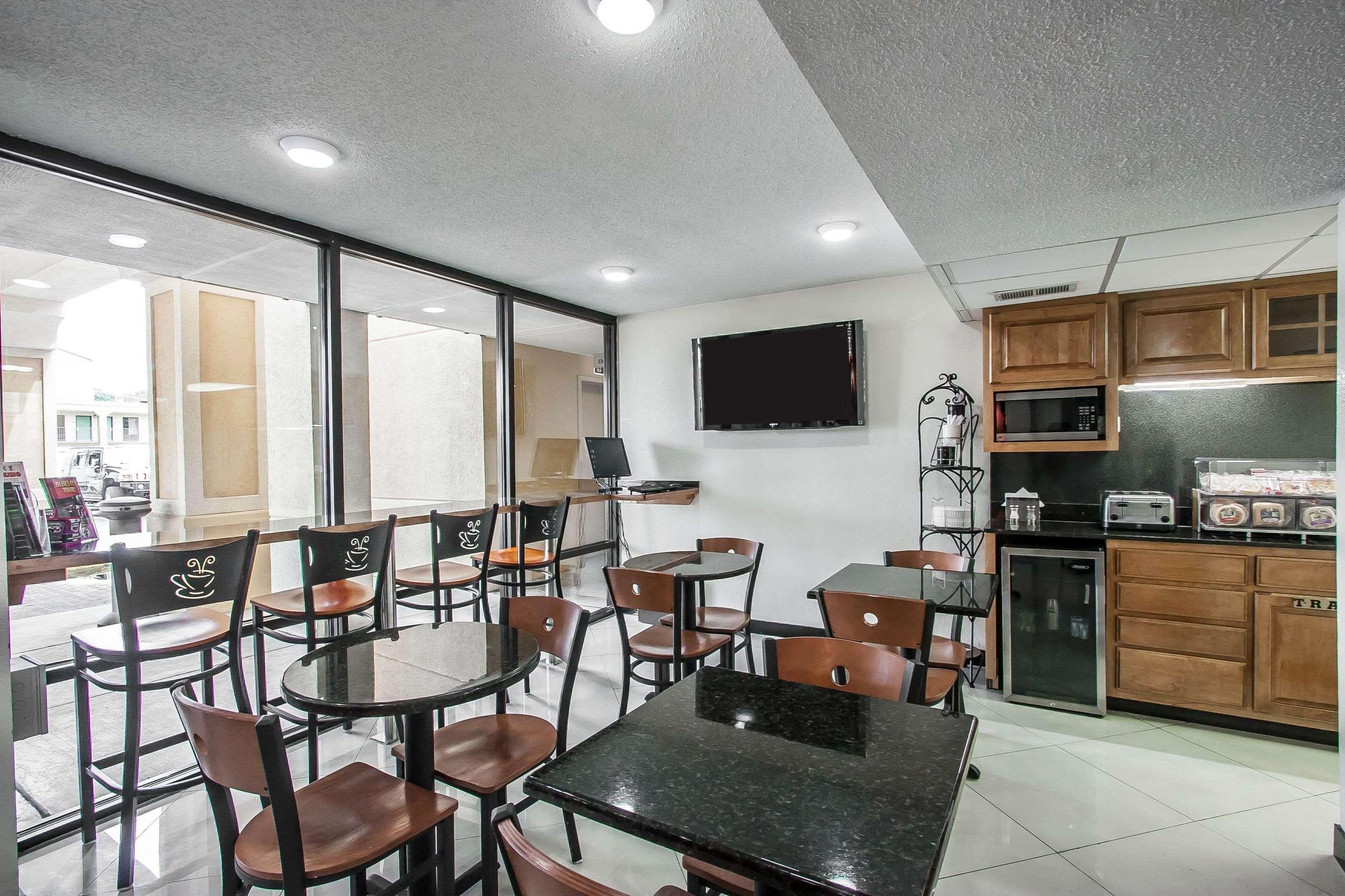 Enjoy breakfast in this seating area | Econo Lodge Inn & Suites