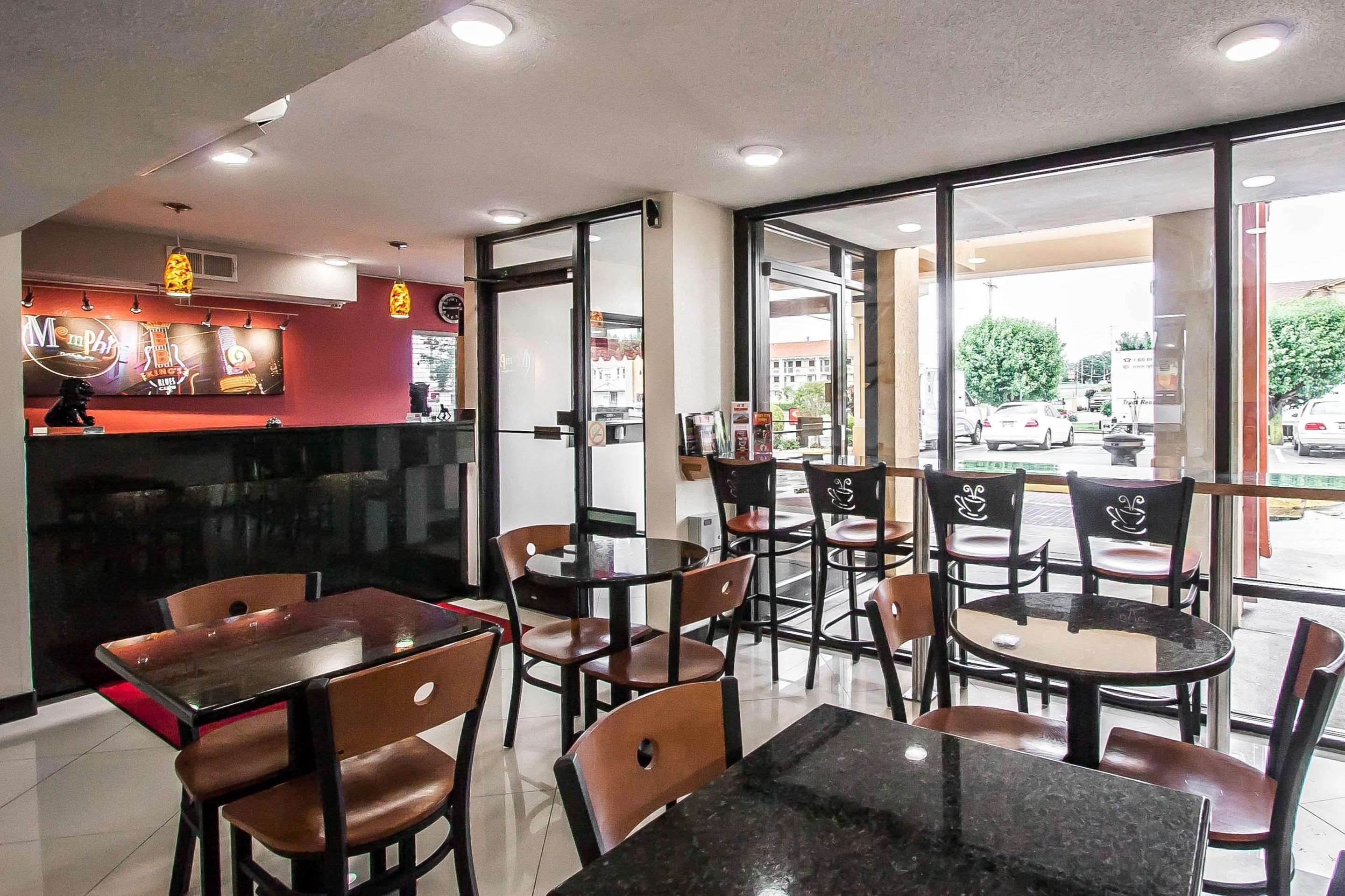 Lobby | Econo Lodge Inn & Suites