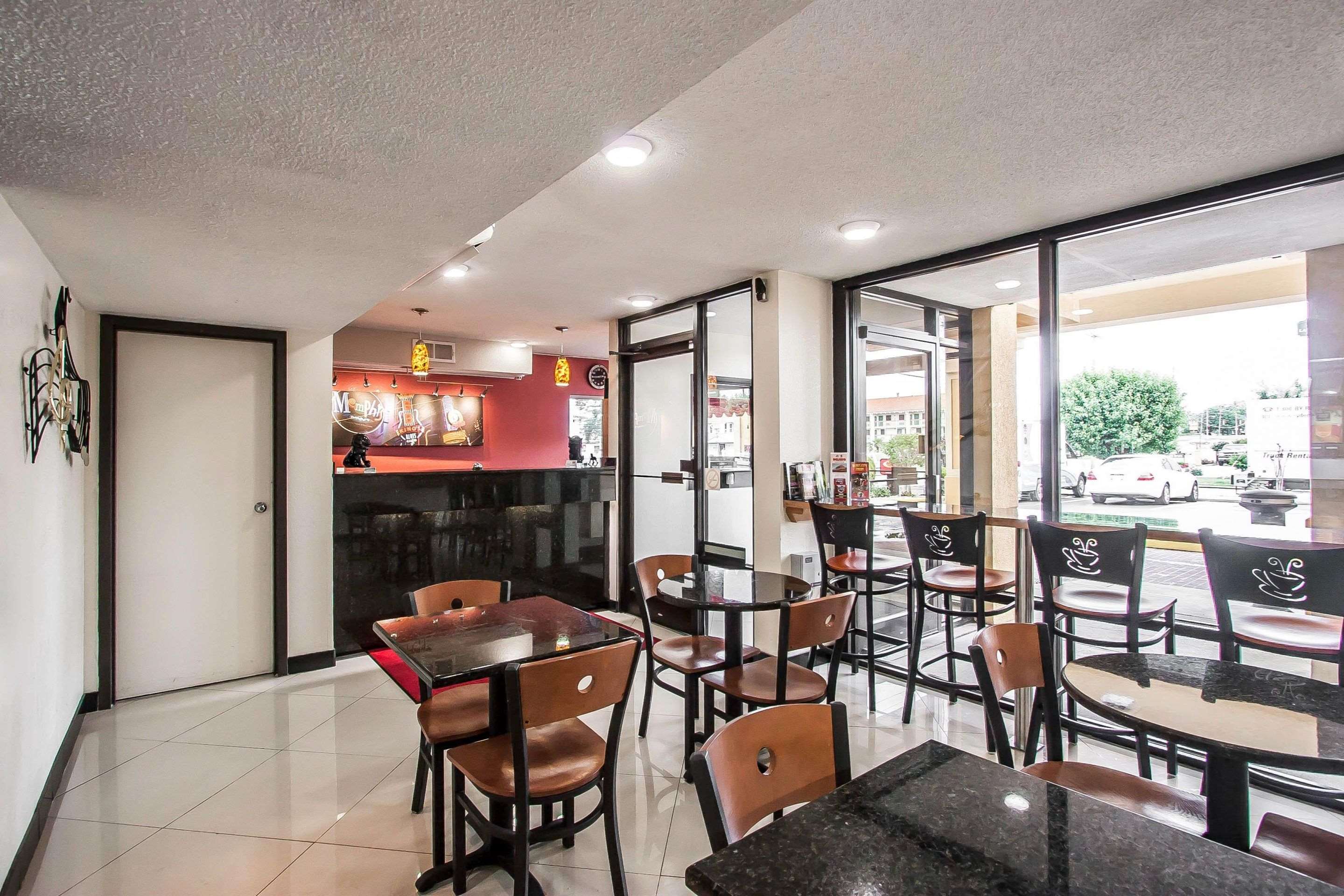 Lobby | Econo Lodge Inn & Suites