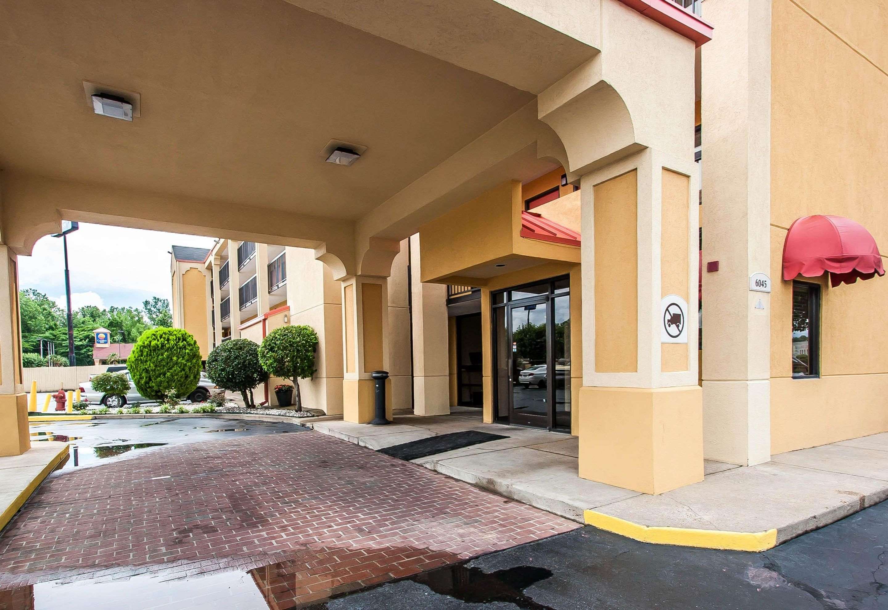 Hotel entrance | Econo Lodge Inn & Suites