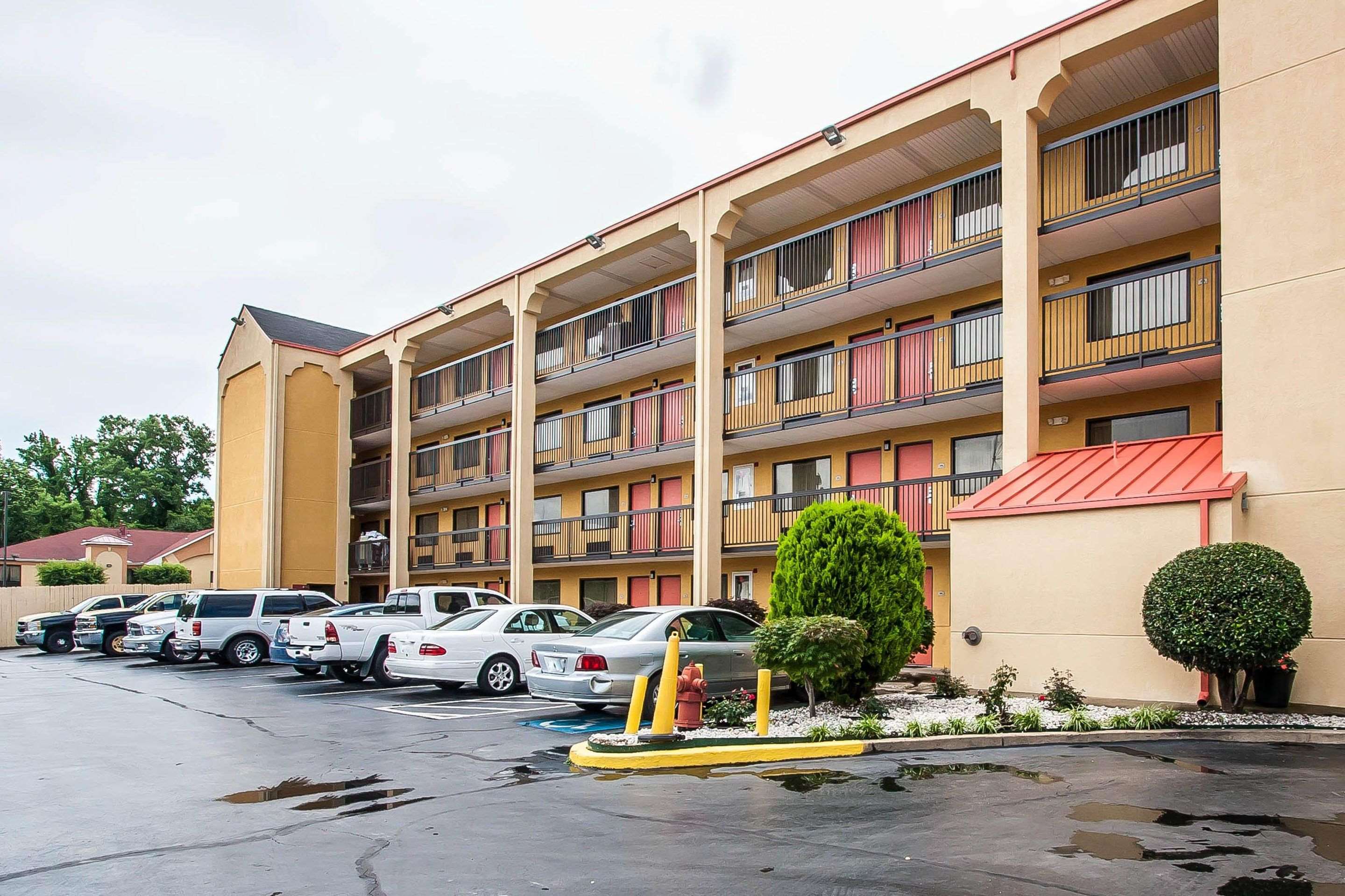 Hotel exterior | Econo Lodge Inn & Suites