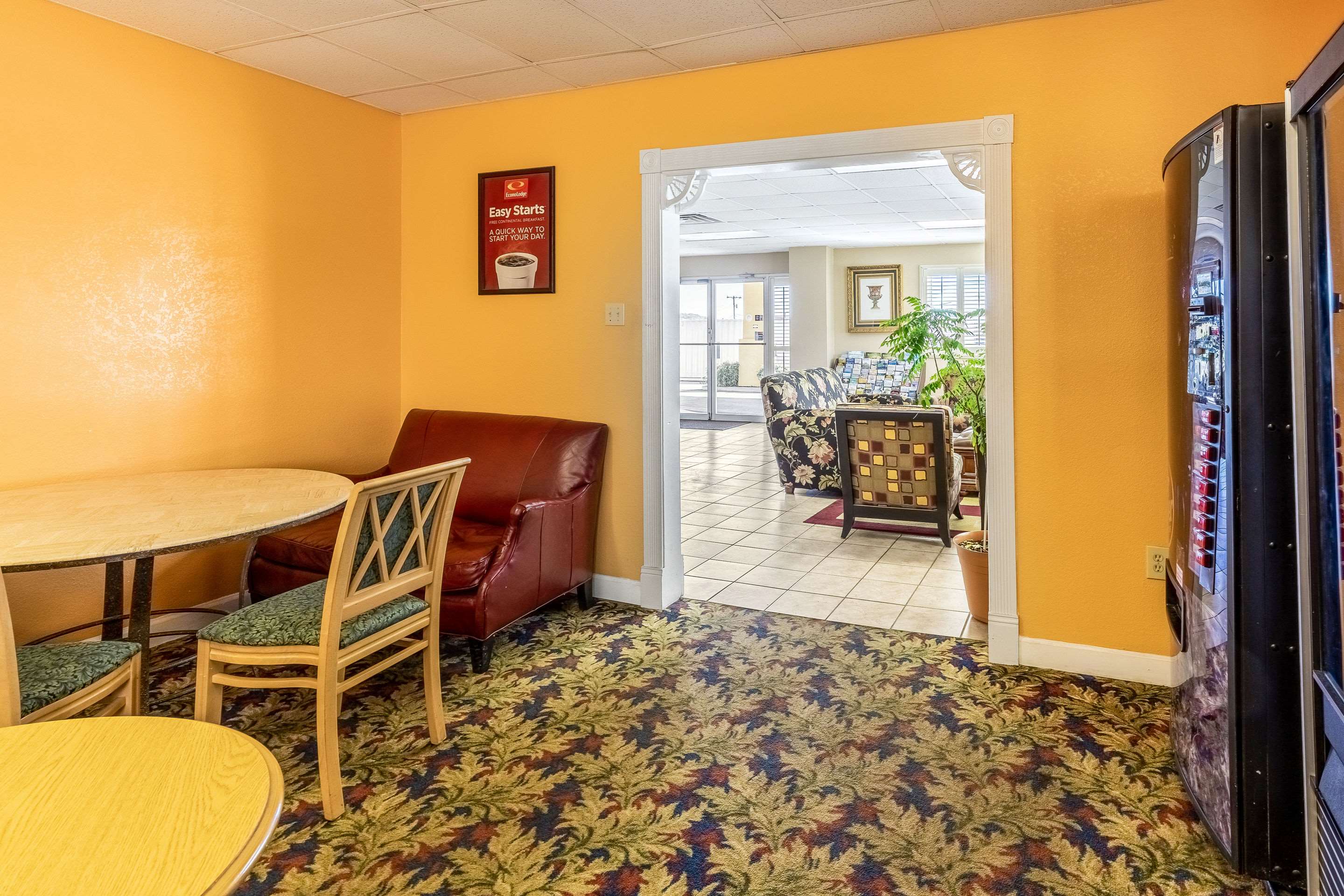 Breakfast area | Econo Lodge Knoxville