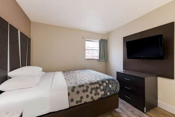 Suite - Econo Lodge Inn & Suites on the River Gatlinburg