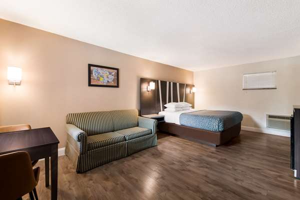 Suite - Econo Lodge Inn & Suites on the River Gatlinburg