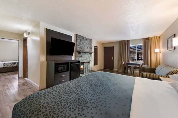 Suite - Econo Lodge Inn & Suites on the River Gatlinburg