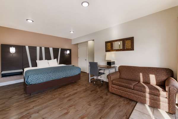 Suite - Econo Lodge Inn & Suites on the River Gatlinburg