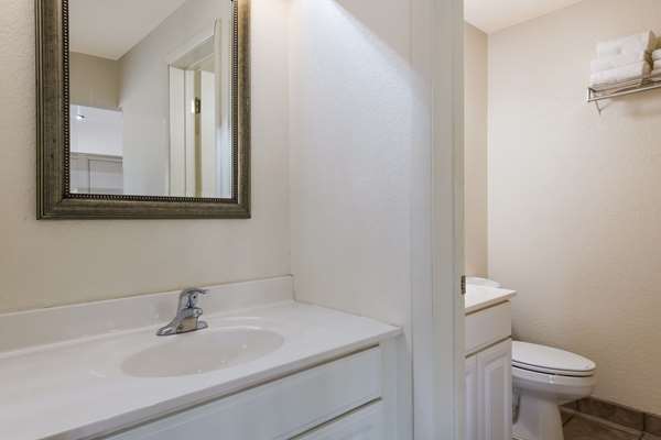  - Econo Lodge Inn & Suites on the River Gatlinburg