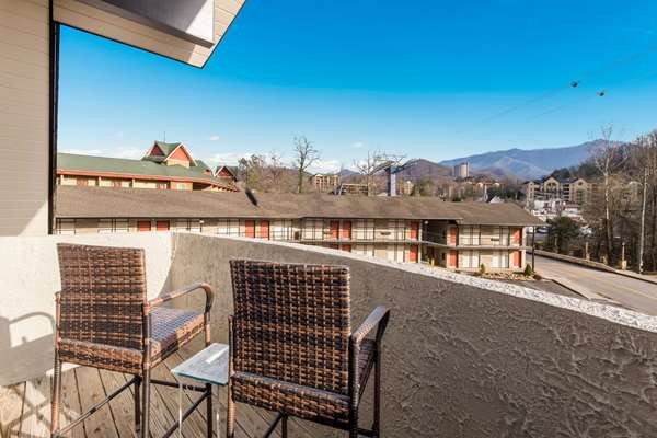Suite - Econo Lodge Inn & Suites on the River Gatlinburg