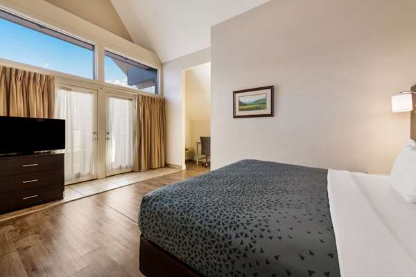 Suite - Econo Lodge Inn & Suites on the River Gatlinburg