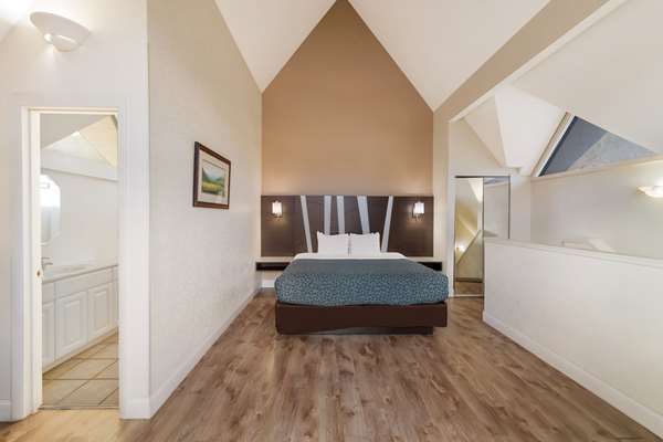 Suite - Econo Lodge Inn & Suites on the River Gatlinburg