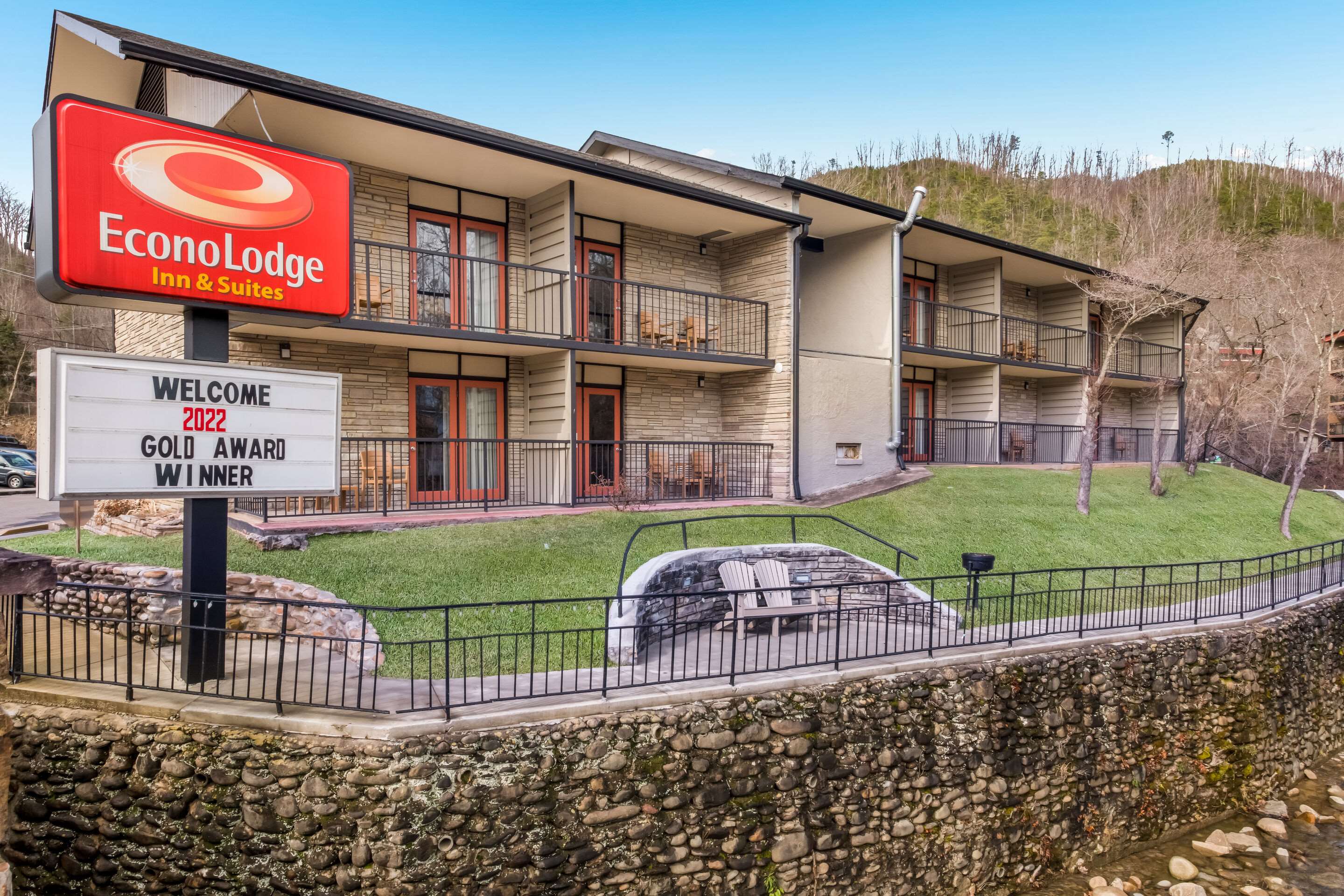 Hotel entrance | Econo Lodge Inn & Suites On The River