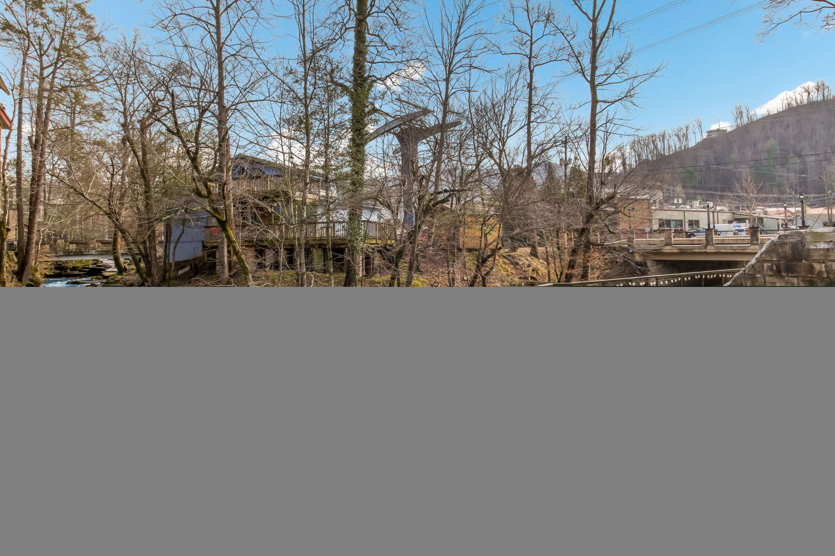 Hotel patio | Econo Lodge Inn & Suites On The River