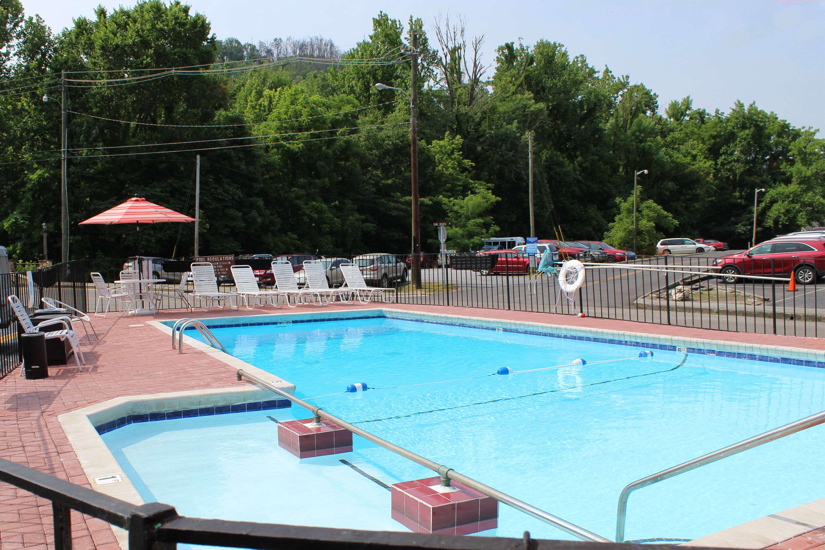 Outdoor pool | Econo Lodge Inn & Suites On The River