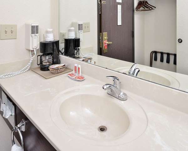  - Econo Lodge Inn & Suites Shelbyville