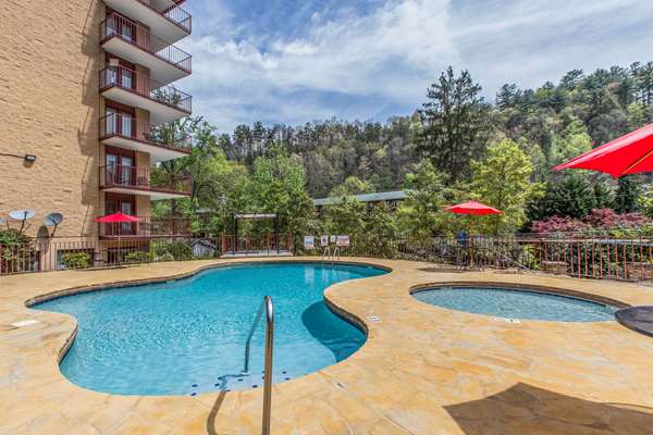 Pool - Quality Inn & Suites Aquarium Gatlinburg