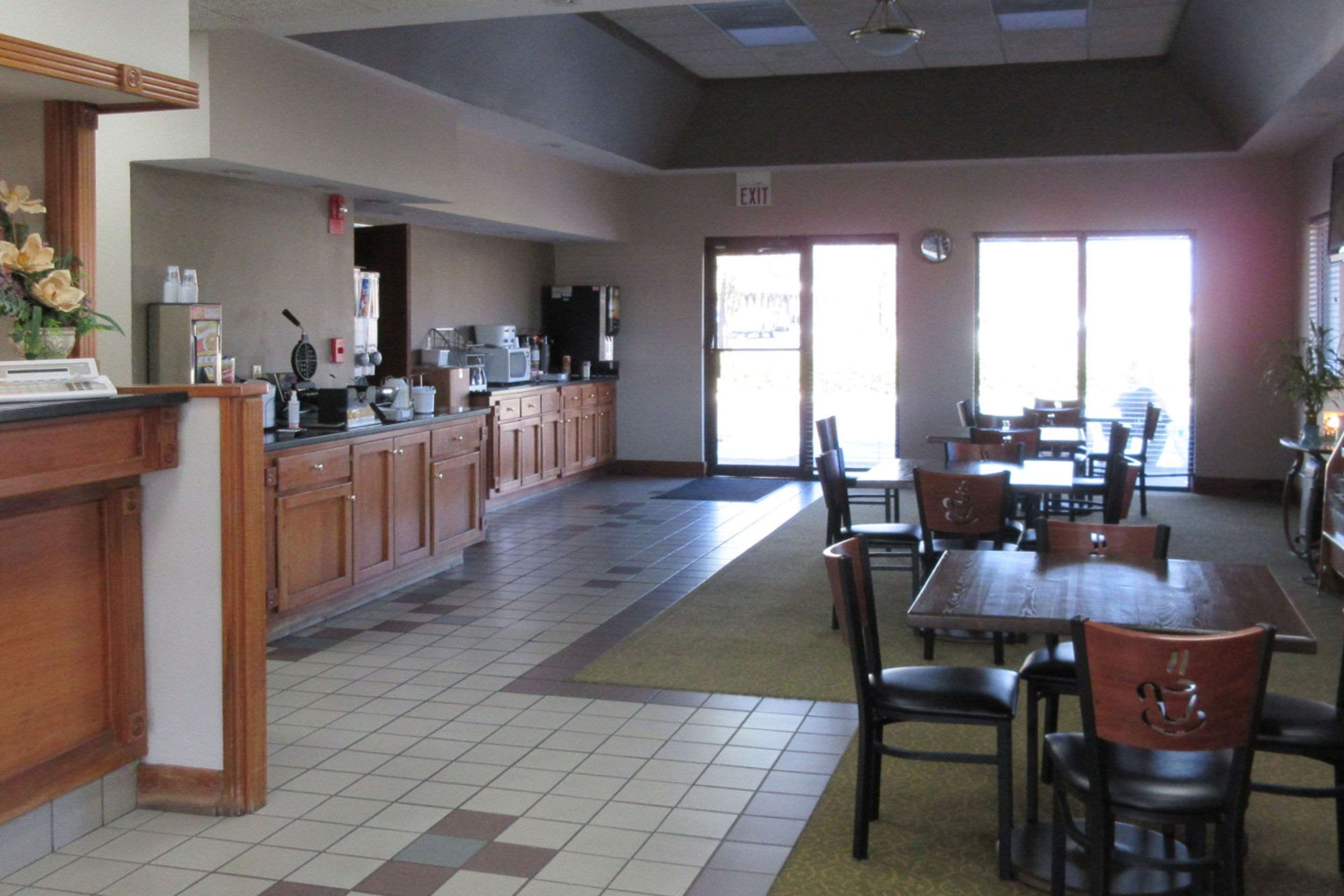 Breakfast area | Econo Lodge Inn & Suites