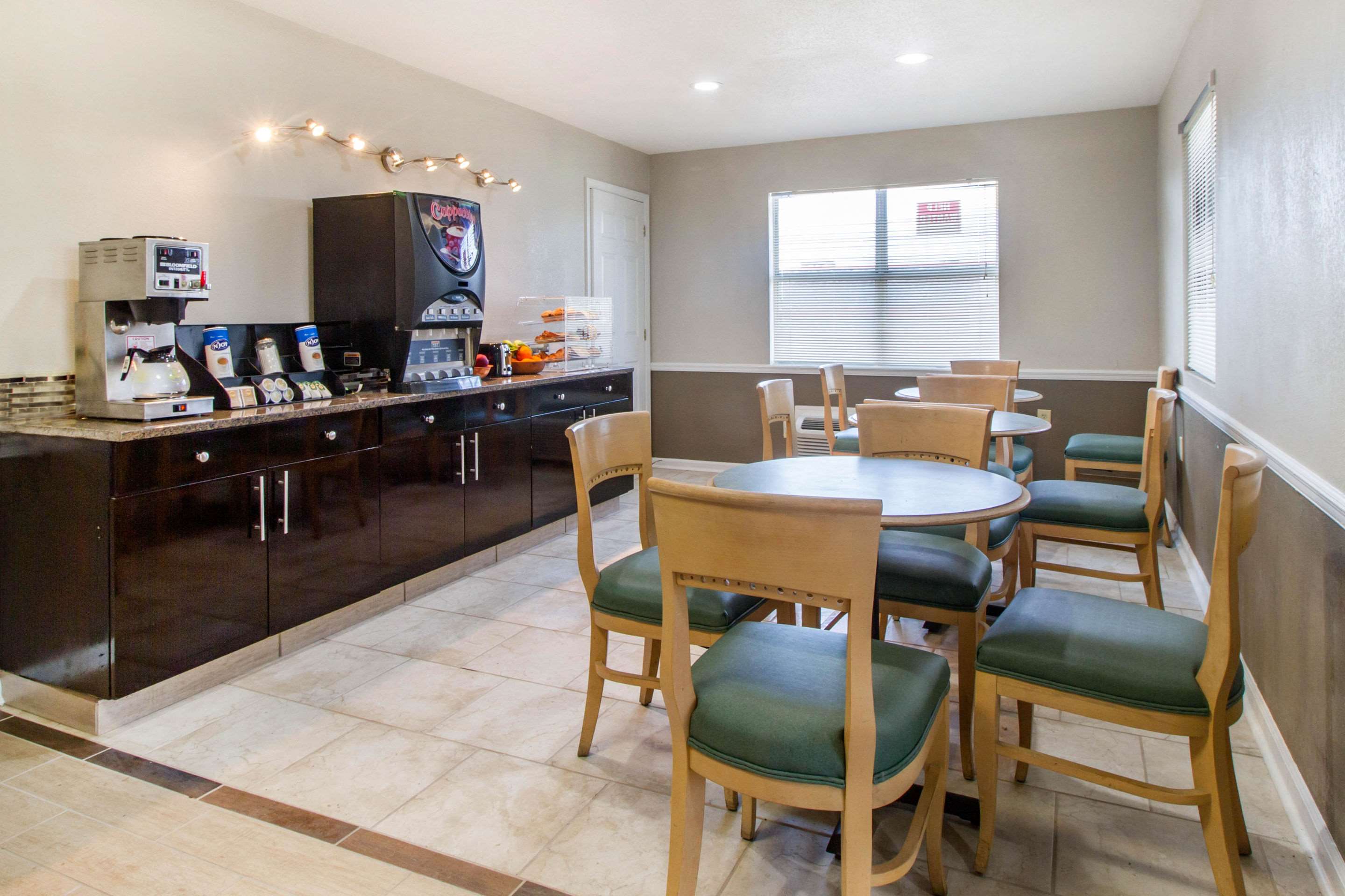 Breakfast area | Econo Lodge - Athens