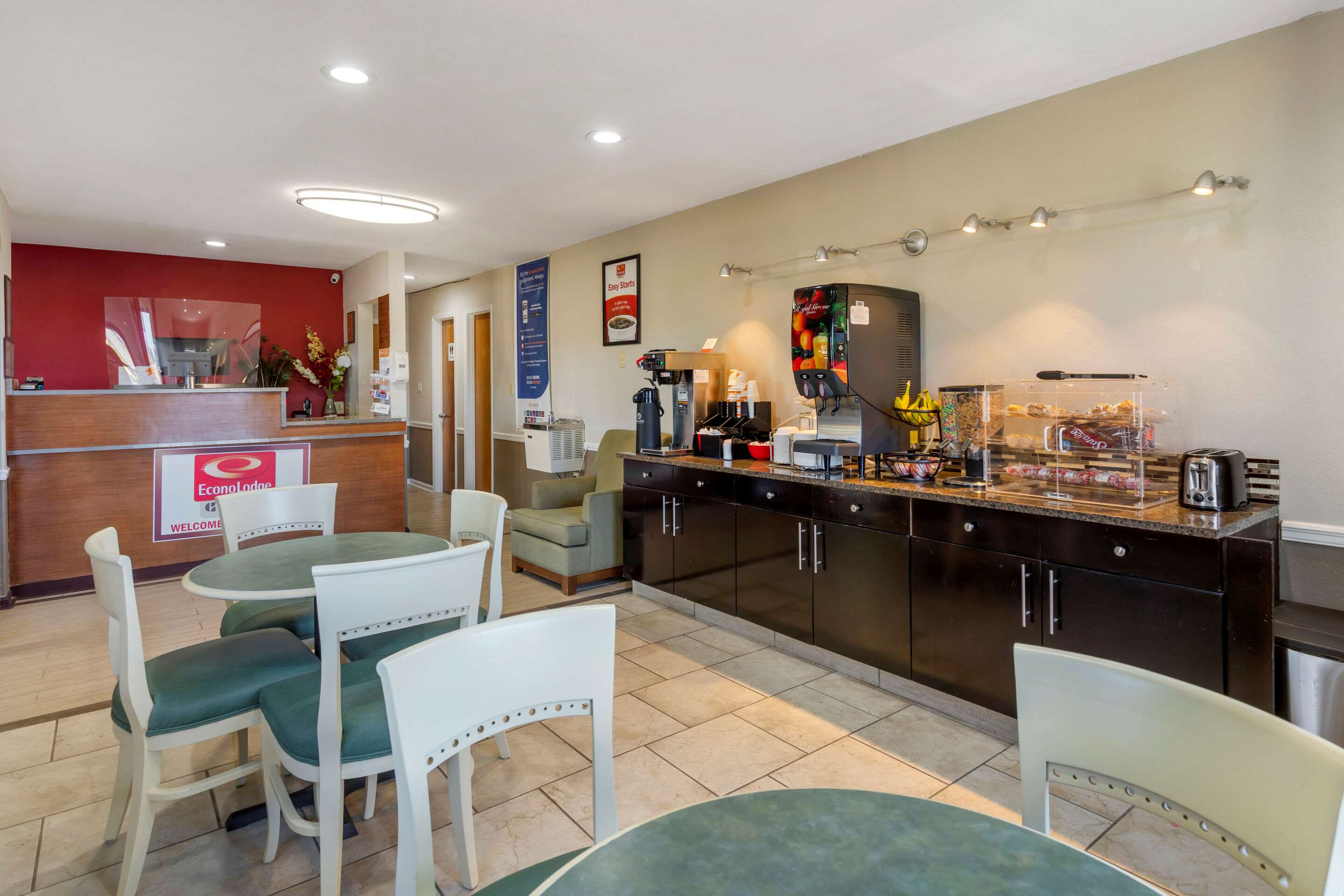 Lobby with sitting area | Econo Lodge - Athens