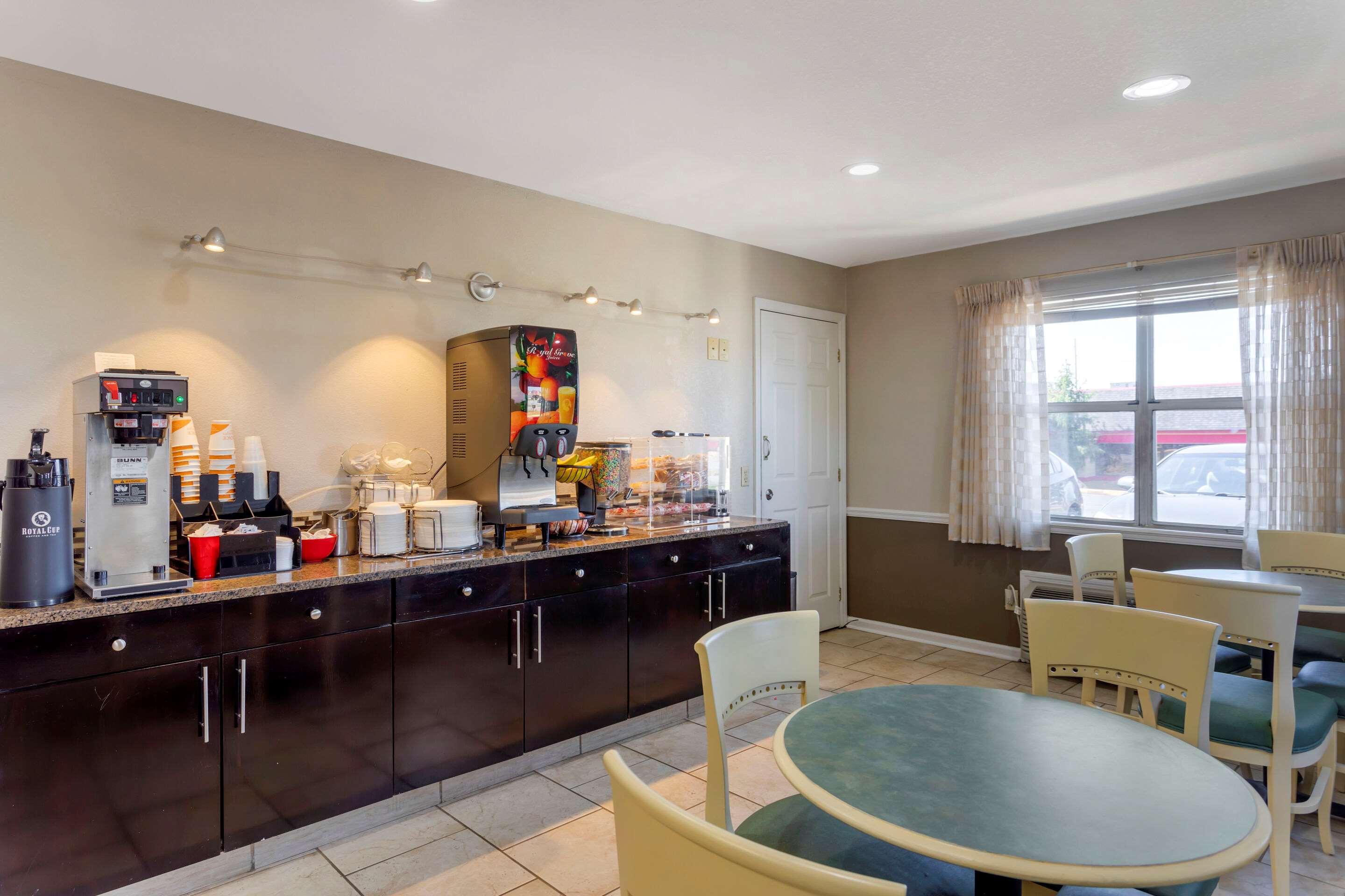 Hotel lobby | Econo Lodge - Athens