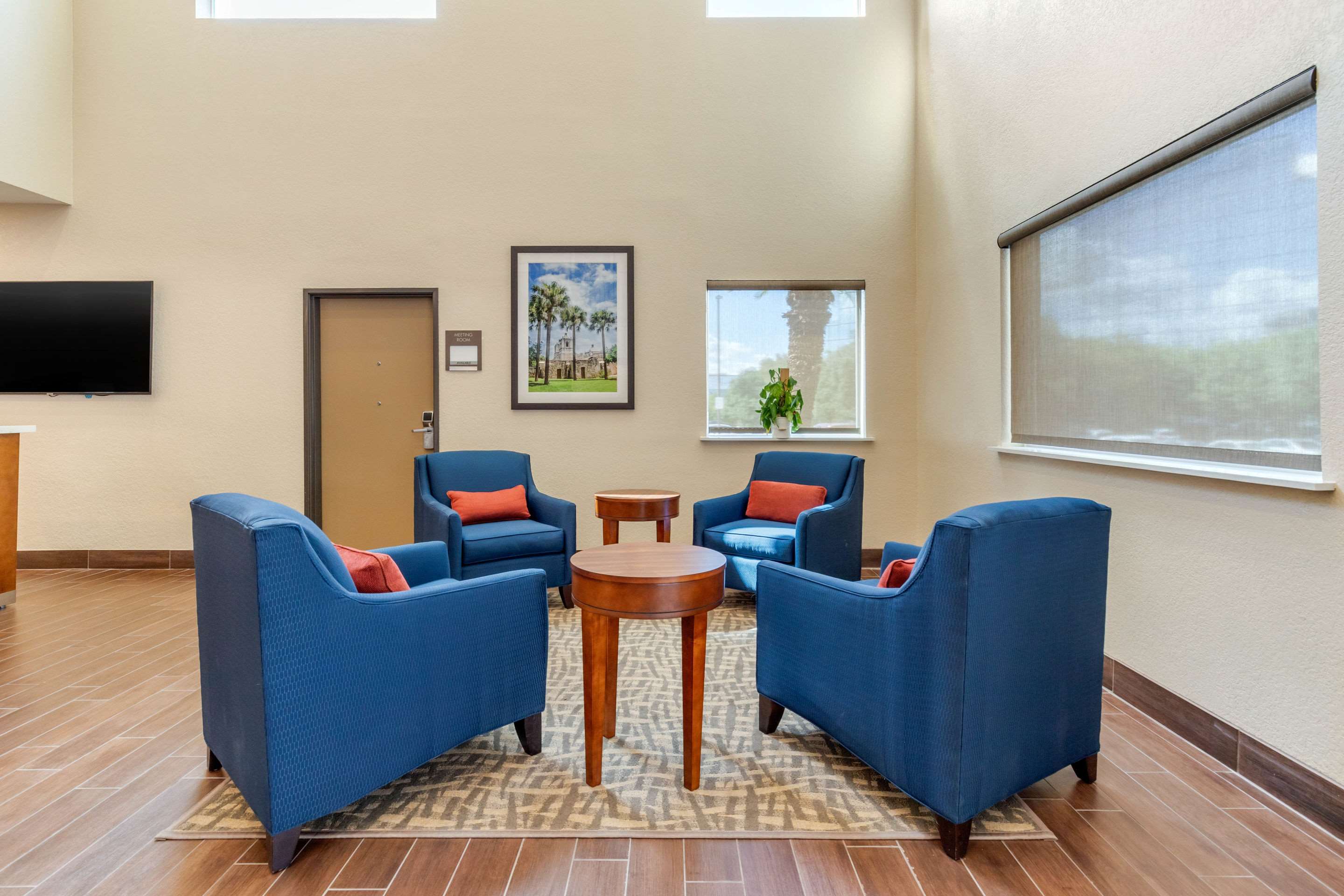 Hotel lobby | Comfort Suites San Antonio Airport North