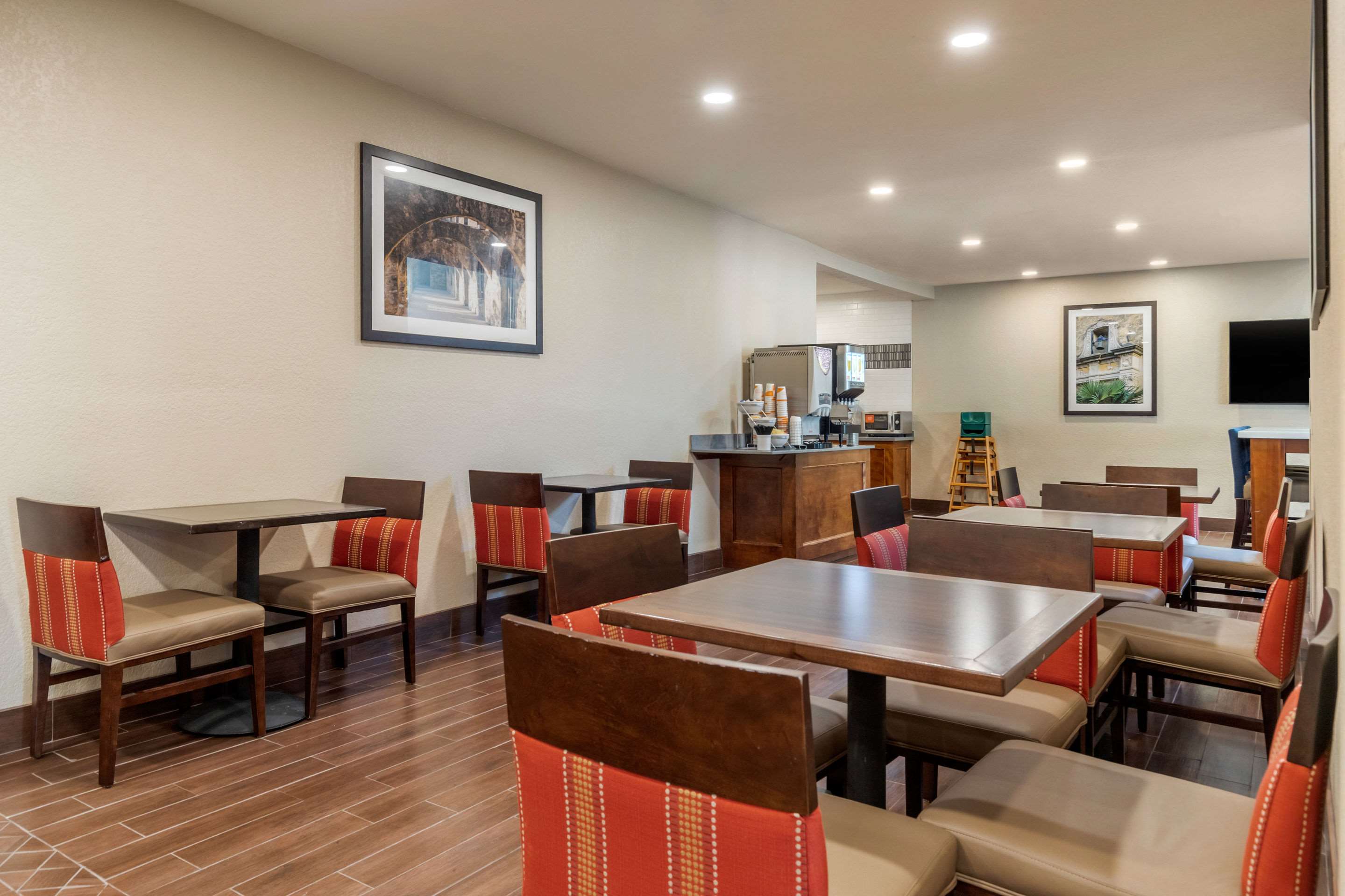 Breakfast area | Comfort Suites San Antonio Airport North