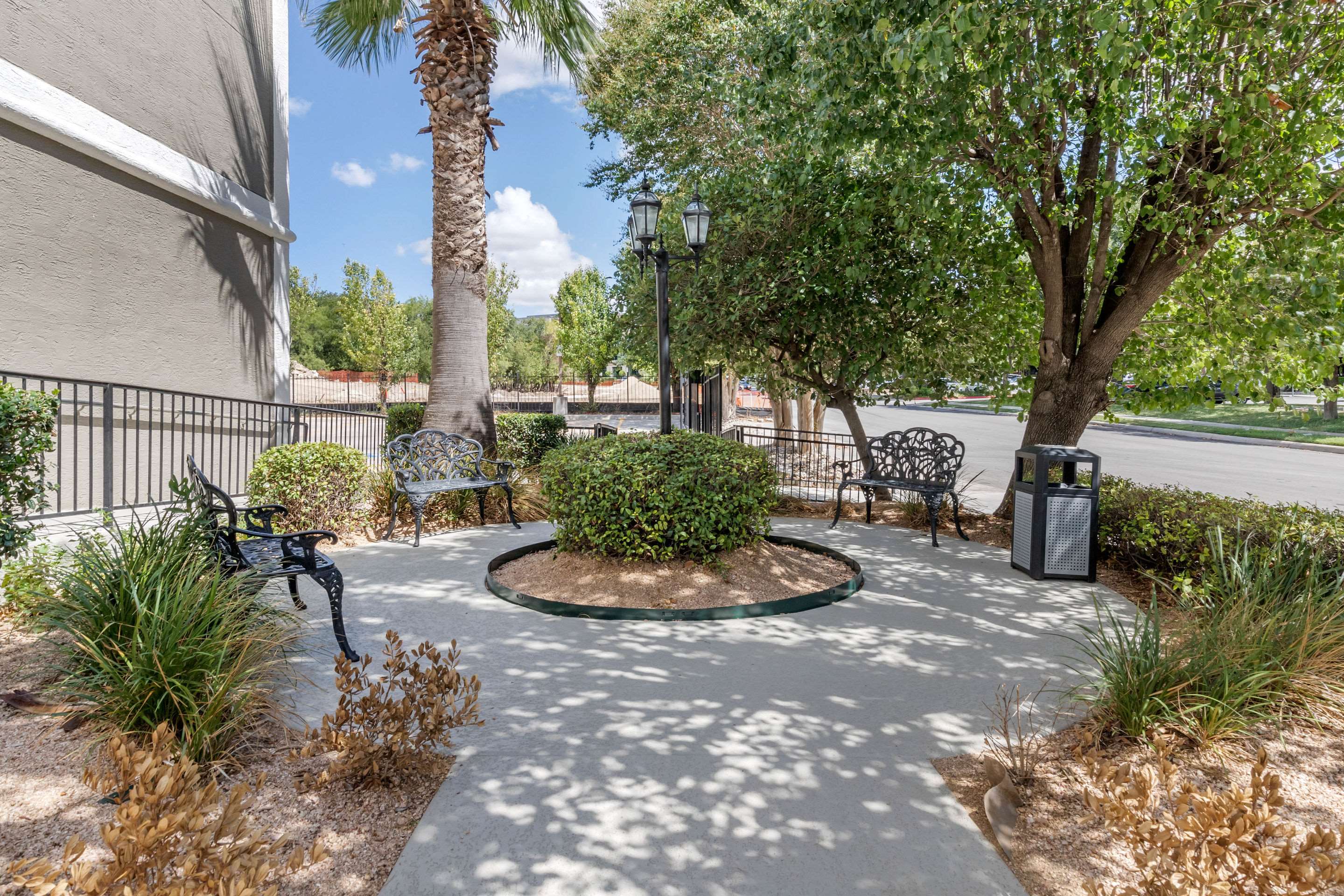 Hotel patio area | Comfort Suites San Antonio Airport North