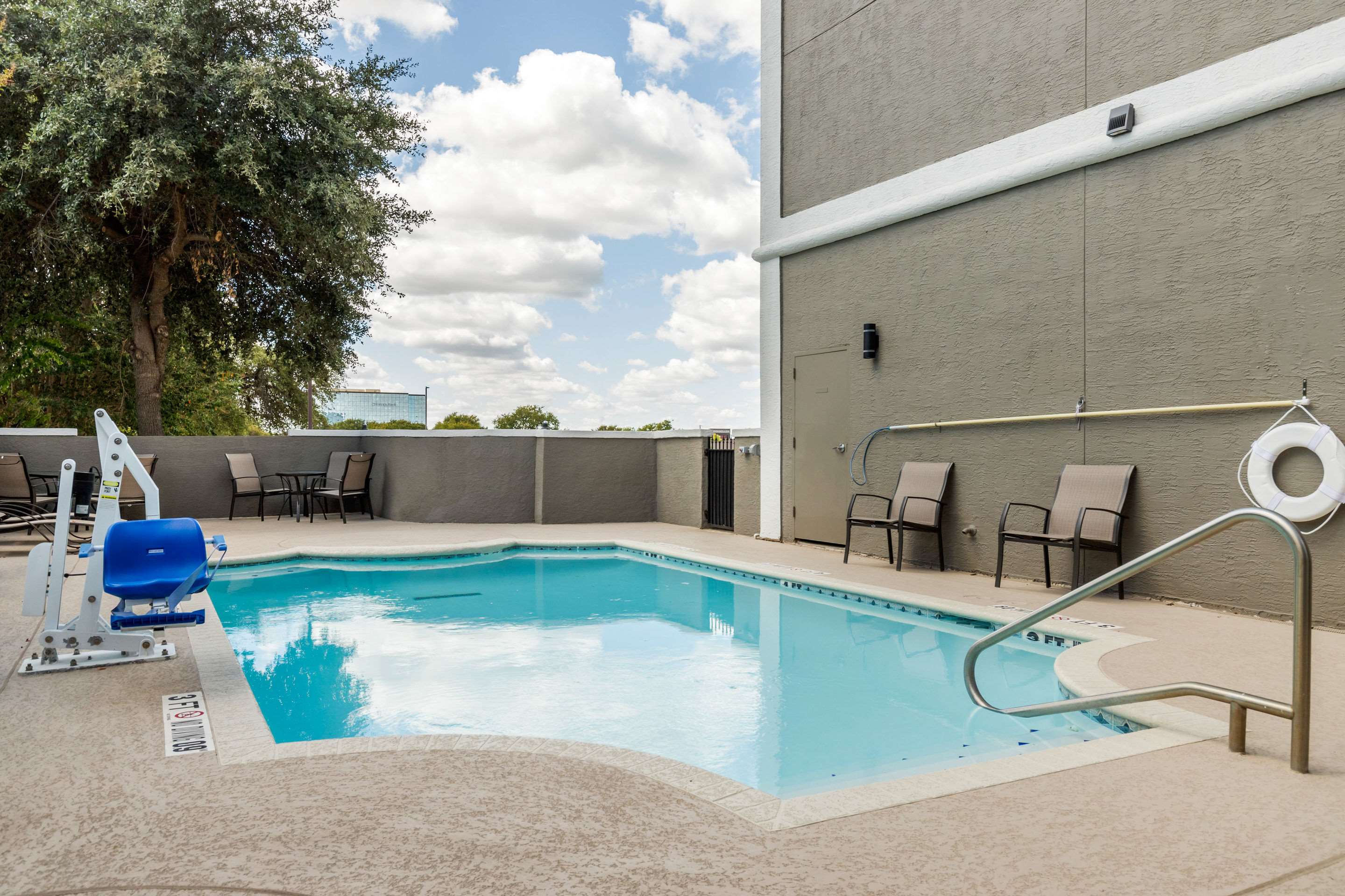 Outdoor pool | Comfort Suites San Antonio Airport North