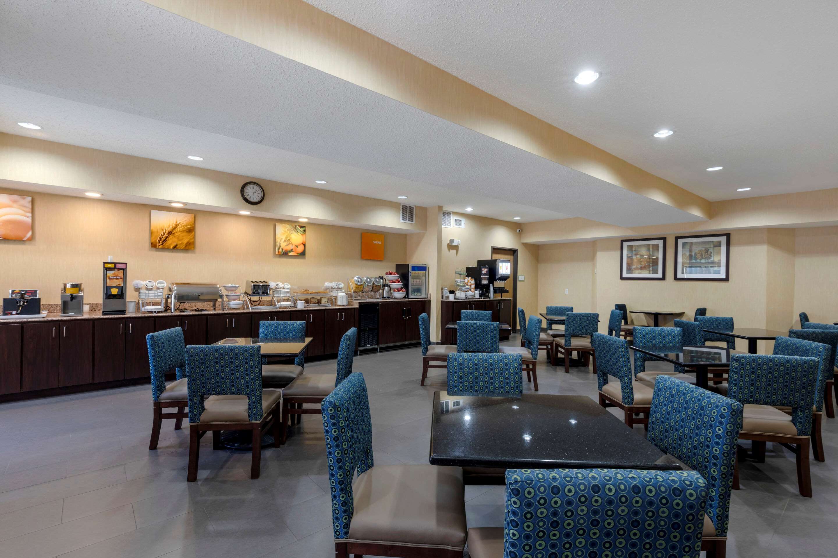 Spacious breakfast area | Comfort Suites DFW Airport